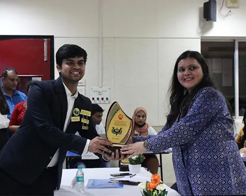 prize-giving-to-student